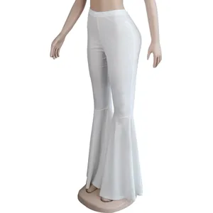 Vista lateral de pantalones blancos acampanados con detalle de dobladillo volado