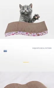 Vue détaillée du motif exquis de chat et de fleur sur le griffoir en carton ondulé.