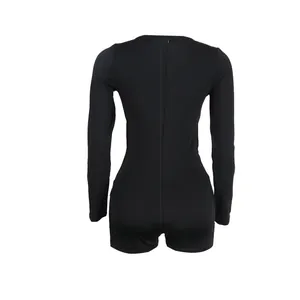 Vista posteriore di una sexy tuta nera a maniche lunghe elastica da donna elegante