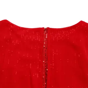 Detailansicht des verdeckten Reißverschlusses an einem roten Pailletten-Abendkleid