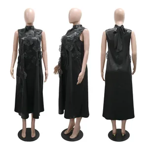Viste dettagliate multi-angolo di un abito nero senza maniche con fiori 3D applicati.