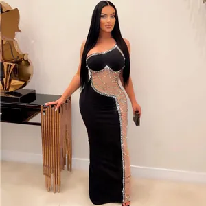 Dettaglio professionale dell'abito lungo sexy in mesh con perle e strass lucenti