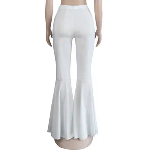 Vista trasera detallada de los pantalones blancos de campana ajustados con volantes elegantes