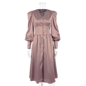Detailweergave van een elegante mauve satijnen midi-jurk met lantaarnmouwen en een V-hals.