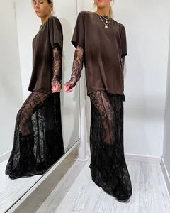 Détail d'une jupe longue élégante en dentelle noire avec motif floral transparent