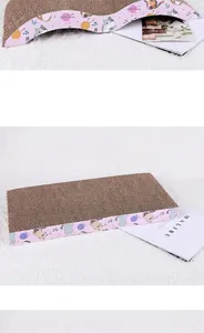 Gros plan d'un griffoir pour chat en carton ondulé avec un motif de chat mignon et coloré
