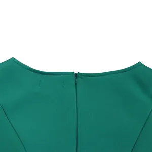 Nahaufnahme des eleganten grünen Abendkleides mit verdecktem Reißverschluss hinten.