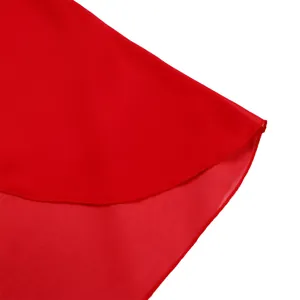 Detaillierte Makroansicht eines lebhaften roten Chiffon-Saums mit feiner Handwerkskunst