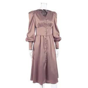 Elegante mauve satijnen midi-jurk met lantaarnmouwen op een transparante mannequin
