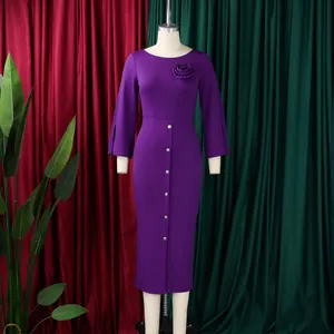Robe mi-longue violette grande taille élégante avec col rond et corsage fleur en tissu