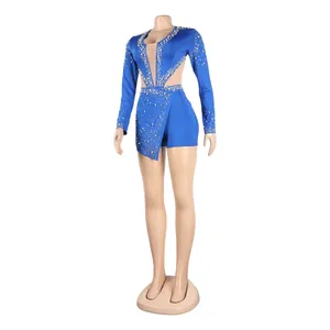 Dettaglio tutina blu sexy con strass, perle e pannelli in rete trasparente di lusso.