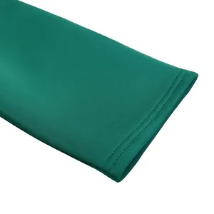 Detailansicht der hochwertig doppelt vernähten Ärmelmanschette eines dunkelgrünen Abendkleides