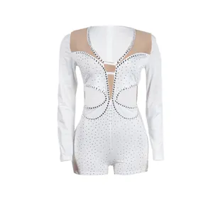 Dettaglio di una tuta aderente bianca sexy con strass e aperture in mesh elasticizzato