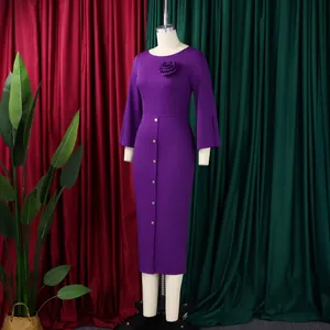 Détail de robe fourreau élégante violette à manches longues avec appliqué fleur