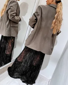 Jupe longue élégante en dentelle noire transparente pour un look superposé chic et mode