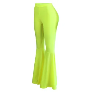 Vista lateral de los pantalones amarillo neón ajustados con dobladillo volante
