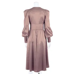 Achteraanzicht van een mauve satijnen Franse midi-jurk met elegante lantaarnmouwen