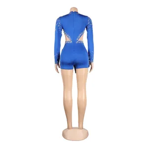 Vista posteriore di una tuta sexy blu reale con eleganti strass e dettagli di perle