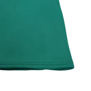 Hochwertige Nahaufnahme der präzisen Doppelnaht an einem eleganten grünen Kleidersaum.
