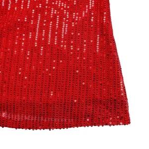 Detailansicht der schimmernden roten Pailletten auf einem eleganten Partykleider-Stoff