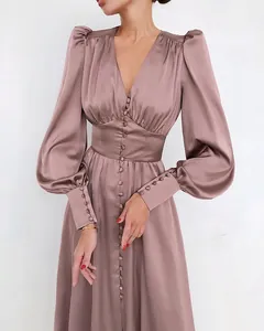Elegante satijnen jurk in mauve met pofmouwen, lantaarnstijl en geknoopte manchetten.
