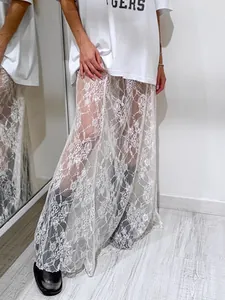 Jupe longue élégante en dentelle transparente blanche, taille haute et coupe évasée en A.