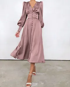 Elegante mauve satijnen midi-jurk met lantaarnmouwen en knoopsluiting aan de voorkant