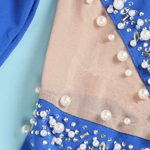 Primo piano dettagliato di perle e strass su body sexy blu con rete trasparente