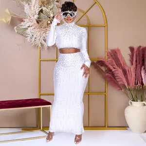 Witte set met crop-top met lange mouwen en zeemeerminrok met strass-steentjes voor feestjes.