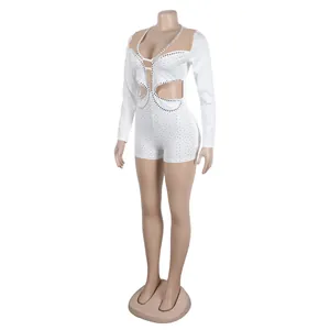 Vista dettagliata di un body bianco a maniche lunghe con strass e ritagli sexy