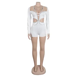 Body sexy a maniche lunghe bianco con strass e dettagli cut-out su un manichino da esposizione