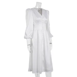 Elegante witte satijnen maxi-jurk met lantaarnmouwen en knoopsluiting aan de voorkant