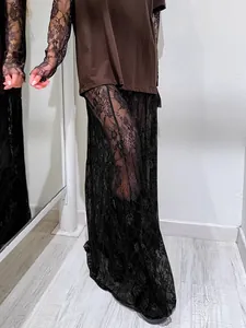 Jupe longue élégante en dentelle noire transparente taille haute pour un look superposé.