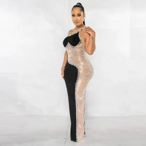 Abito lungo sexy in rete trasparente con motivi di strass scintillanti e pannelli neri