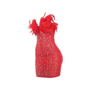 Sexy rotes Bodycon-Kleid im Detail mit Federbesatz und funkelndem Perlen-Strass-Muster