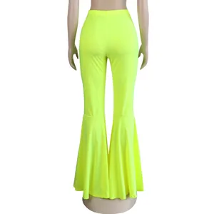 Detalle de la vista posterior de los pantalones acampanados con volantes amarillo neón
