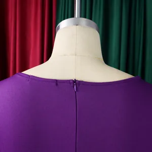 Vue détaillée de l'encolure dos et de la fermeture éclair d'une robe africaine violette.