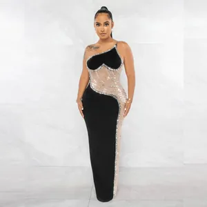 Elegante abito lungo in rete monospalla con strass e perle scintillanti rifiniti