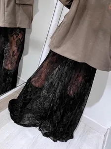 Jupe longue élégante en dentelle noire transparente à taille haute pour femme.
