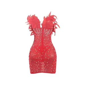 Sexy rotes Bodycon-Minikleid mit Federn an den Schultern, Perlen und Strassstein-Details