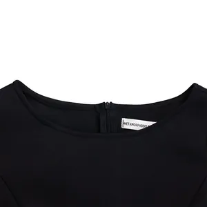 Detailansicht von Rundhalsausschnitt und Reißverschluss an elegantem schwarzem Abendkleid