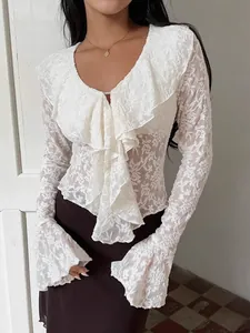 Elegante blusa de encaje blanco con detalles de volantes femeninos y mangas de campana.