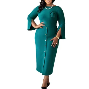 Robe midi moulante vert foncé élégante avec manches évasées et détail floral.