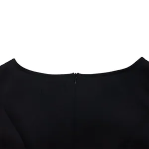 Nahaufnahme des eleganten Ausschnitts und verdeckten Reißverschlusses eines schwarzen Abendkleids