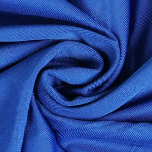 Primo piano del tessuto a maglia a coste blu elastico per una tuta intera sexy