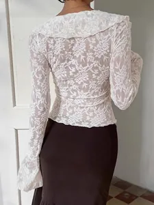 Elegante blusa de encaje blanco con mangas acampanadas y cuello de volantes estilo francés
