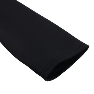 Nahaufnahme der hochwertigen Doppelnaht-Manschette an einem eleganten schwarzen Abendkleid