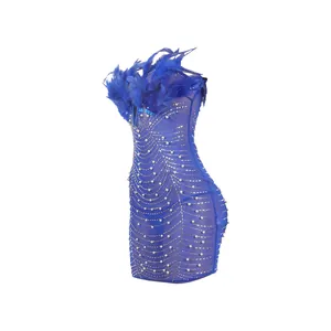 Detailansicht eines blauen Bodycon-Minikleides mit Federn, Perlen und Strassverzierung