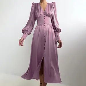 Detail van een elegante mauve satijnen jurk met lantaarnmouwen en knoopsluiting.