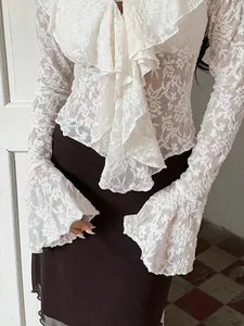 Elegante blusa de encaje blanco con mangas acampanadas y cuello de volantes francés.